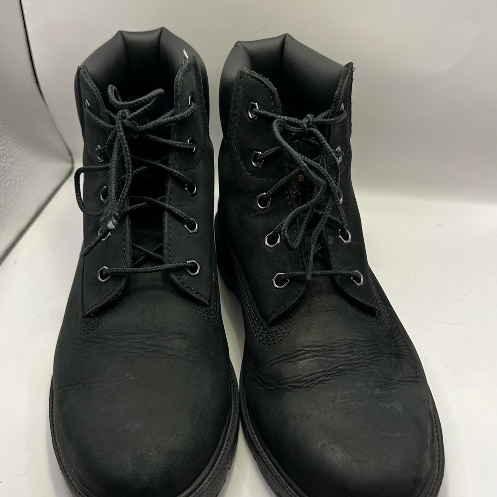 Black Nubuc Leather Timberland Boots with Lace-Up Design